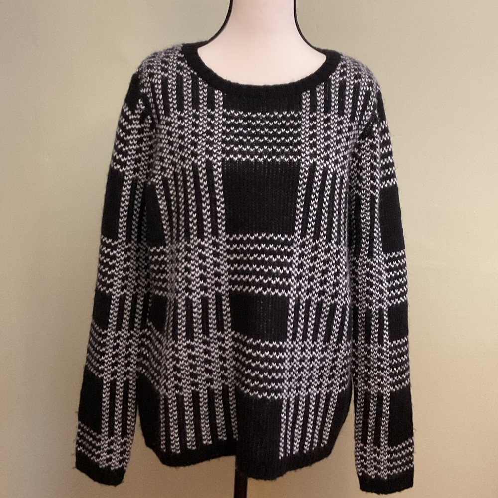 GAP Women's Black and White Checkered Sweater